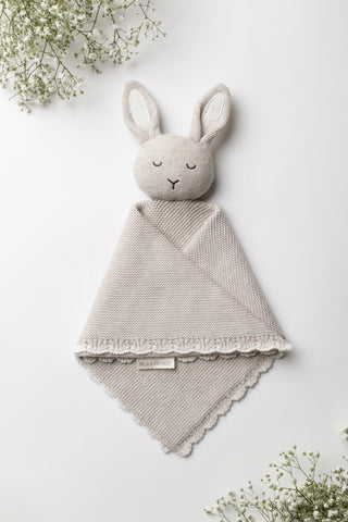 Isla & Fraser Pebble Grey Knitted Isla Bunny Comforter with a cream scalloped edge