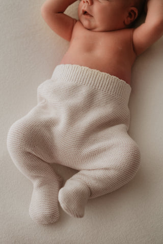 Knitted neutral baby trousers with a scalloped waistband